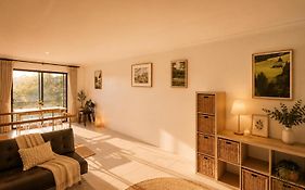 City Explorer Base 3Br&2 Floors&Walk To Mall & Airport Transit
